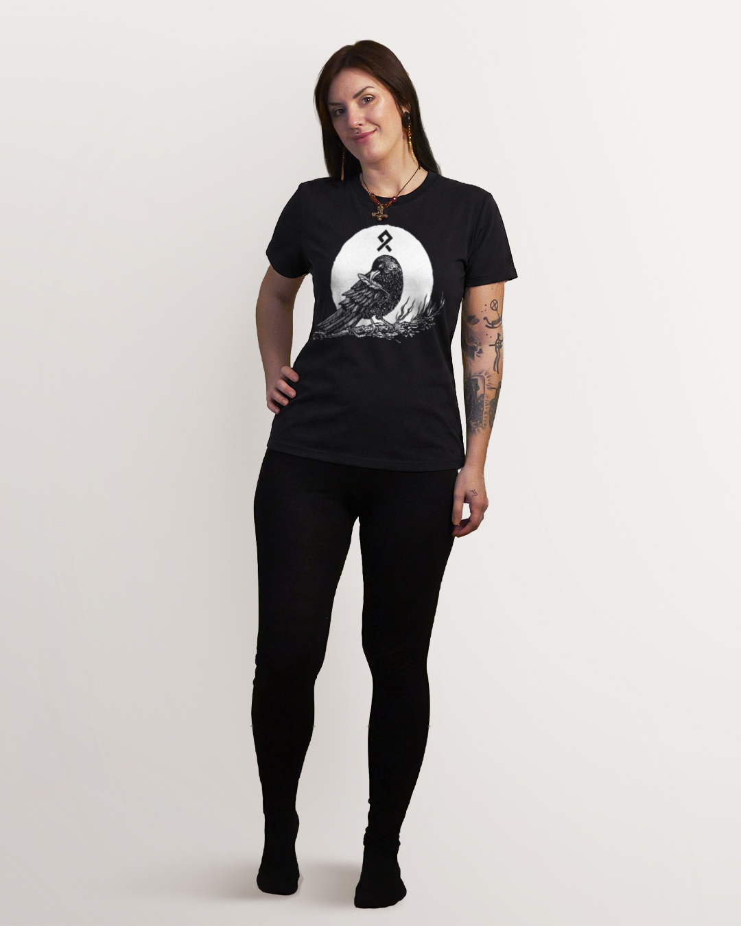 Muninn plucking feathers T-Shirt